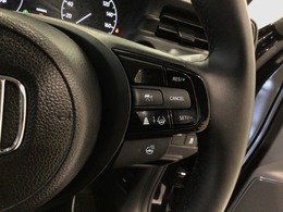 【アダプティブ・クルーズ・コントロール】予め設定した車速内でクルマが自動的に加減速。 前走車との適切な車間距離を維持しながら追従走行し、高速道路でのドライバーの疲労を軽減してくれる嬉しい機能付♪