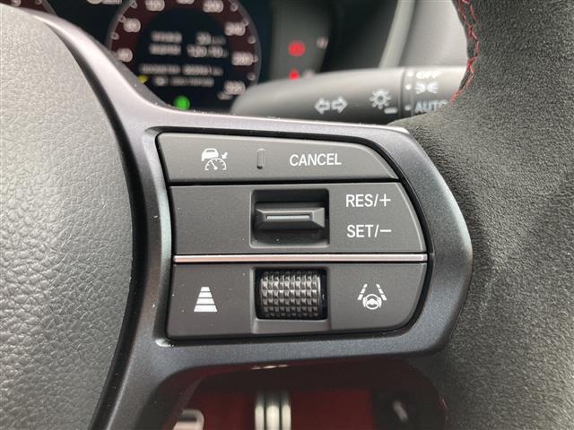 【レーダークルーズコントロール】先行車が停止した時は自車も停止して停止状態を保持、先行車が発進した時はドライバー操作により発進し、追従走行を再開します。