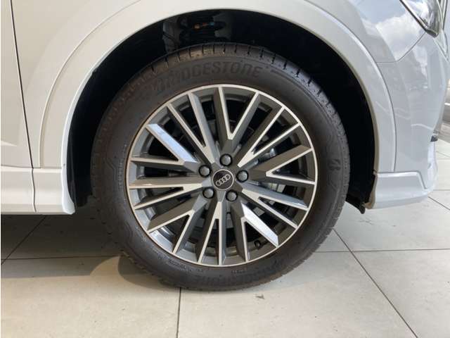 ここではお伝えしきれない装備や車両状態などの詳細をメールにてご説明させて頂きます。無料の《在庫お問合せ・お見積》ボタンをクリック頂くと、回答メールがお客様の元に届けられます！