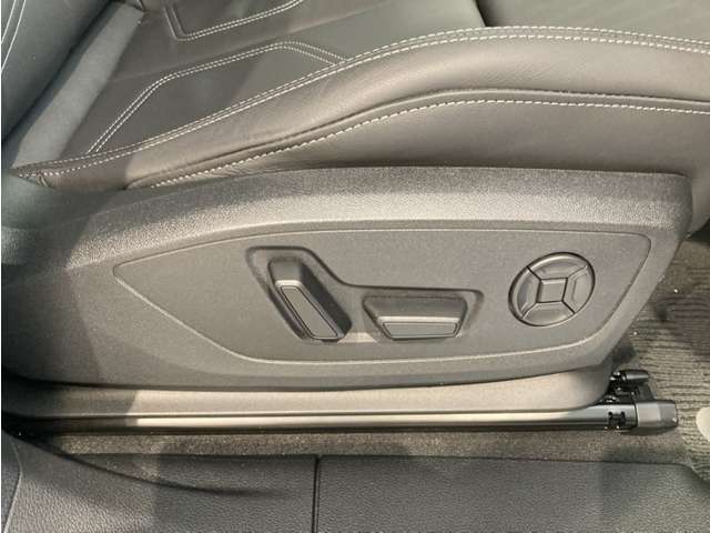 適度な硬さで長時間の運転でも疲れにくいシート設計です。