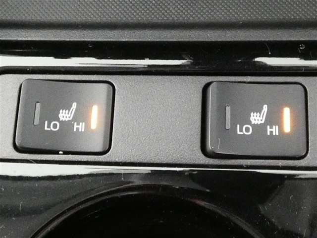 運転席と助手席には寒い時にうれしいシートヒーターが装備されてます。