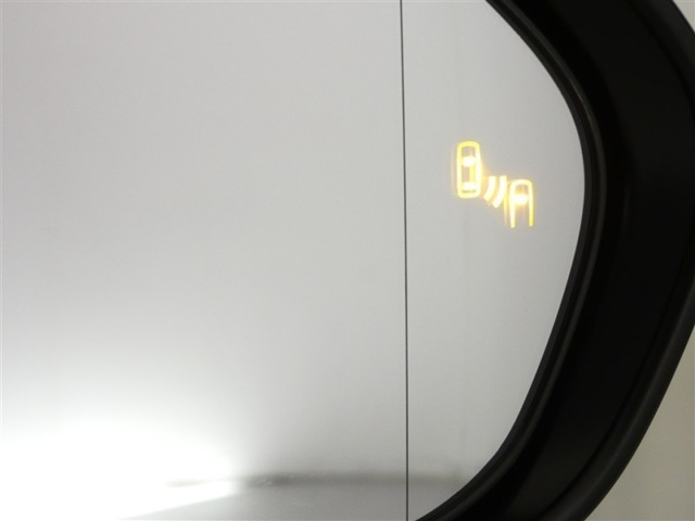 ブラインドスポットモニター装備。隣車線を走る車両を検知。ドアミラーでは確認しにくい後、側方エリアに存在する車両や急接近してくる車両も検知しドアミラーに搭載されたLEDインジケーターが点灯します。