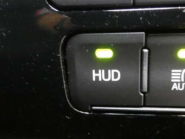 メーターをフロントガラスに映し出すヘッドアップデイスプレイを装備。少ない視線移動で情報を確認できて便利です。