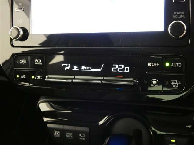 オートエアコンは、常にお好みの温度に調整ができ車内を快適な空間に保ってくれます。