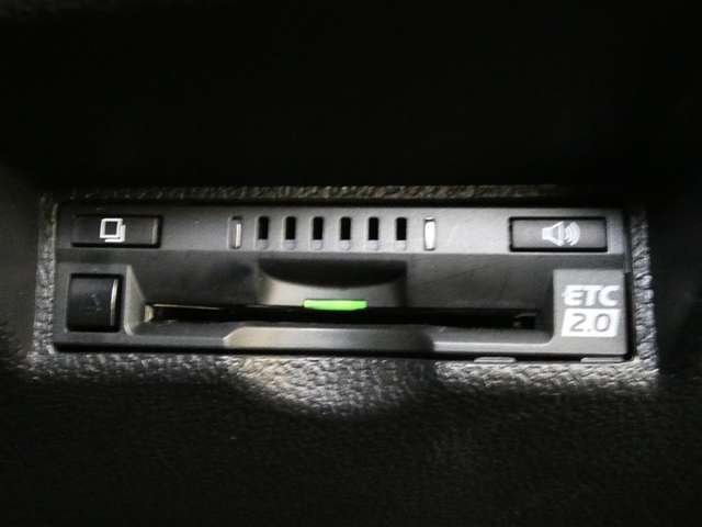 高速道路を賢く使うETC2.0装備です。高速道路とクルマが情報を連携して渋滞の迂回ルートや災害時の適切な誘導をしてくれたりします。