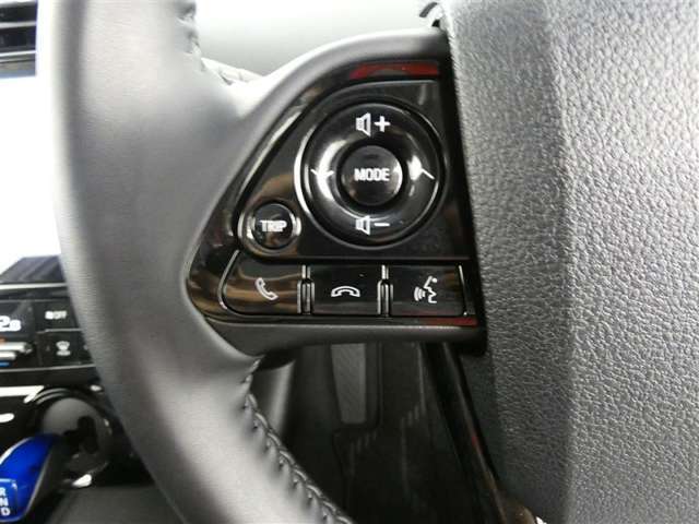 Bluetooth接続でハンドルを握ったままステアリングスイッチで電話のワイヤレス通信が可能です。