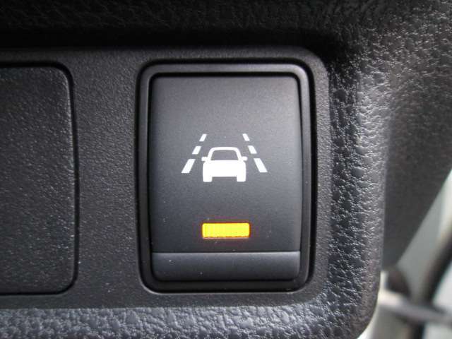 【車線逸脱防止】一定速度以上で作動します。ウインカーなどを出さずに車線に近づいたりすると警報音で安全を促してくれます。