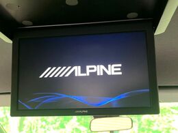 【フリップダウンモニター】大画面モニターで後席でもエンタメをお楽しみいただけます。小さなお子様にも大人気の装備です♪