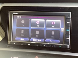 ナビゲーションはギャザズメモリーナビ(VXM-205Ci)が装着されております。AM、FM、CD、Bluetoothがご使用いただけます。初めて訪れた場所でも道に迷わず安心ですね！