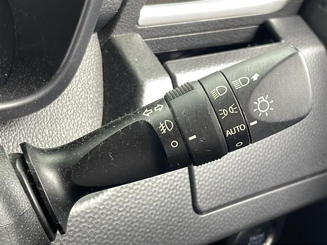 【ハンドル】軽い力で扱いやすいハンドルです。目立つ傷やスレなどなく綺麗な状態です！除菌プランいれていただくとさらに快適に！清潔なお車はお子様にも安心ですね！