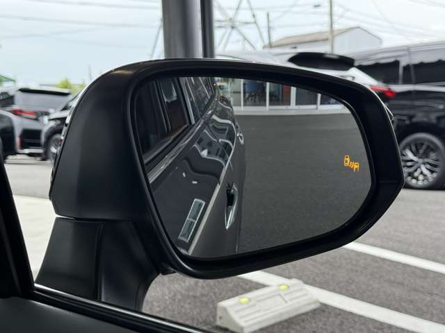 【ブラインドスポットモニター】サイドミラーに映らない死角に車両がいる場合、サイドミラーに設置されたマーカーが光って危険をお知らせします！安全装置も多数装備されておりますので、ご安心してお乗り下さい。