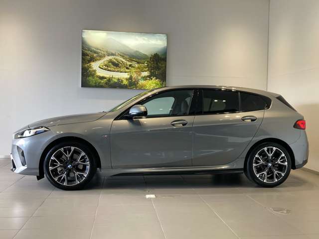 BMWではロングホイールベースの採用をしており、すべての車種に適用され、走行中の安定感の向上されております。また室内空間の広さにも貢献しております。