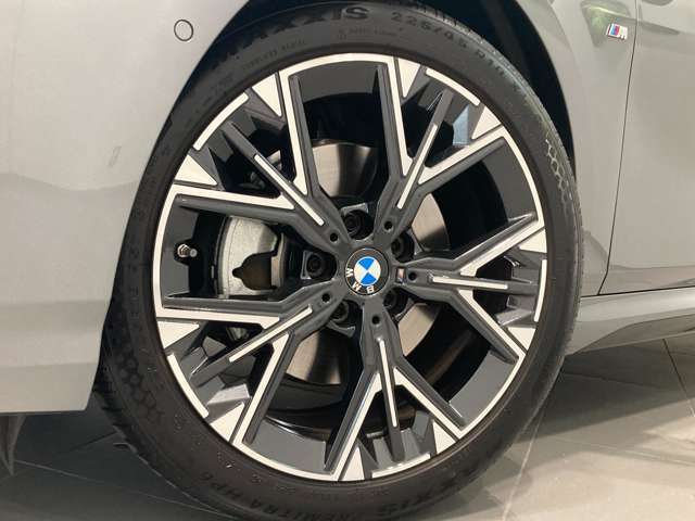 BMWの純正アロイホイールは軽量かつ強度にも優れているホイールで走行性能を引き上げる設計になっております。足元にもBMWは妥協がなくこだわっている個所になります。
