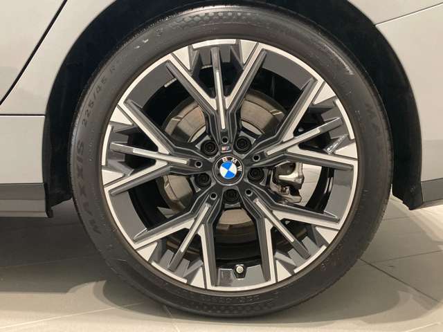 BMWの純正アロイホイールは軽量かつ強度にも優れているホイールで走行性能を引き上げる設計になっております。足元にもBMWは妥協がなくこだわっている個所になります。