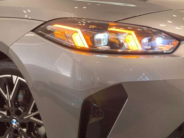 BMWの伝統の丸目4灯ヘッドライトでございます。LEDライトで視認性もよく明るく安全性の向上につながります。