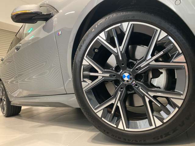 BMWの純正アロイホイールは軽量かつ強度にも優れているホイールで走行性能を引き上げる設計になっております。足元にもBMWは妥協がなくこだわっている個所になります。