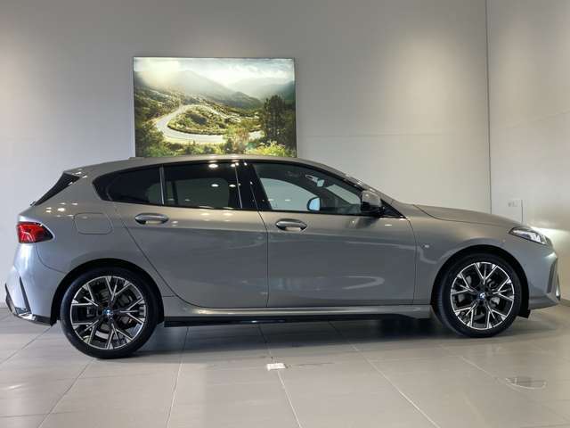 BMWでは重量配分にもこだわりがあり、FRモデルでは50：50とFFモデルでも60：40と前後の重量バランスにこだわり、軽快なハンドリングを実現しております。