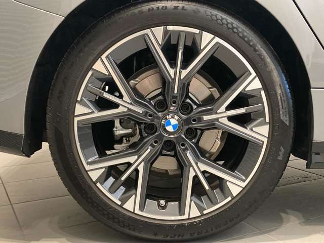 BMWの純正アロイホイールは軽量かつ強度にも優れているホイールで走行性能を引き上げる設計になっております。足元にもBMWは妥協がなくこだわっている個所になります。