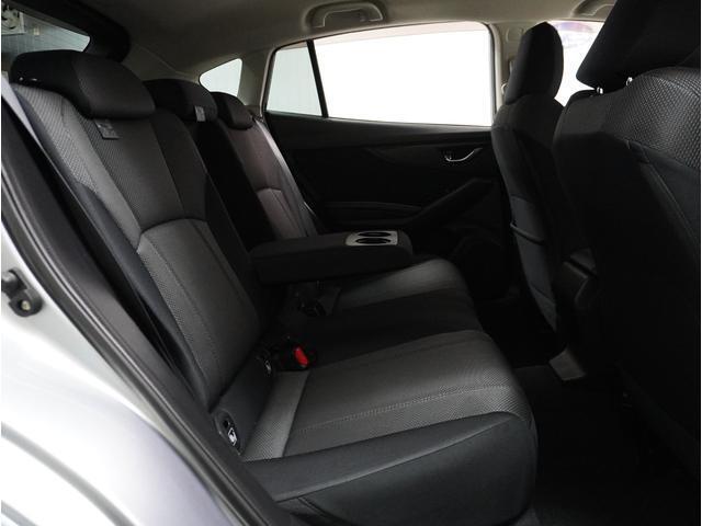 リアシートのセンターアムレストには2つのカップフォルダーつきで、車内全員がゆったりお過ごしいただけます！！