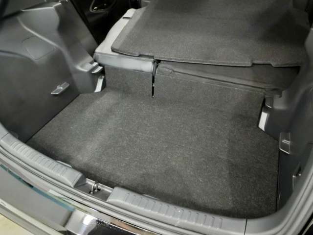リアシートの後ろに荷物が載せられます。