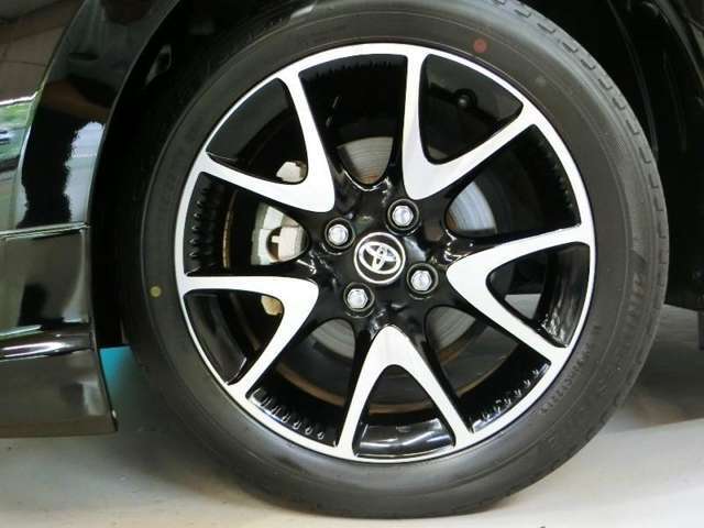 車のデザインにマッチした純正アルミホイール