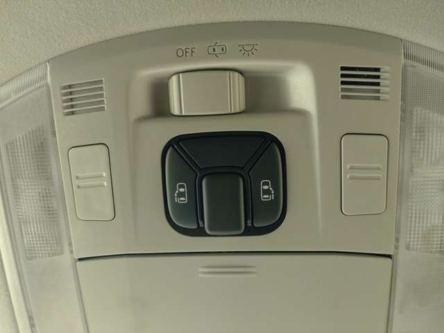 やはりスライドドアの車種ならば両側パワースライドドアが欲しいところですよね！もちろん両側ともスムーズに開閉します。