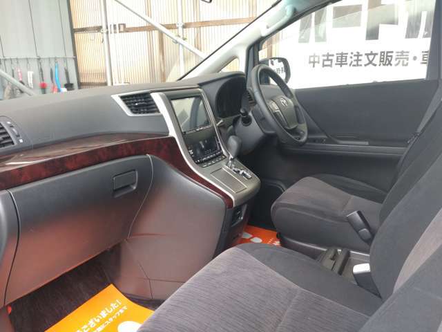 ヴェルファイアとアルファードならではの広々とした車内空間。広いだけありロングドライブでも快適に過ごせます。