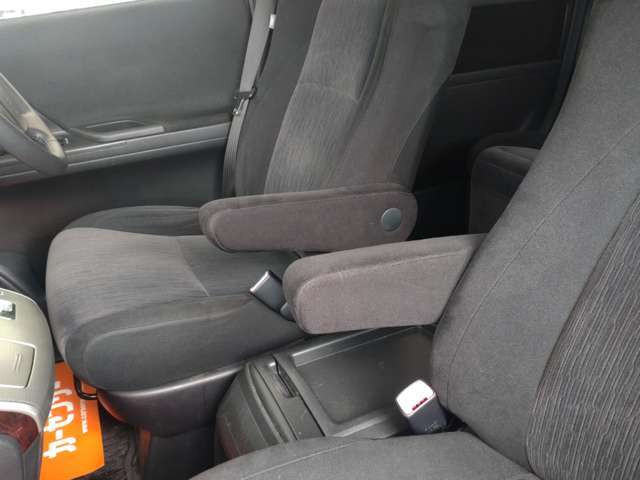 フロントシート左右はアームレスト付になりますので、リラックスした姿勢でも運転が出来て快適です。