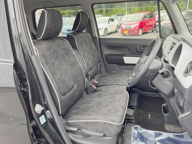 運転席シート廻りは使用感も少なく、良好な状態となっています。前オーナー様が丁寧に使っていたことがよくわかりますね。