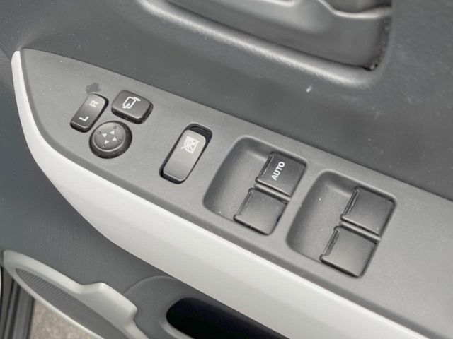 【電動格納ミラー】サイドミラーは電動格納式となっており、狭い駐車場でもキズがつくリスクを抑えられます。