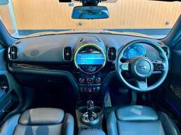 全体を俯瞰してみるとよく分かる、細部までこだわったデザインです！ドライバーの運転姿勢にもこだわっていることがよく分かります！