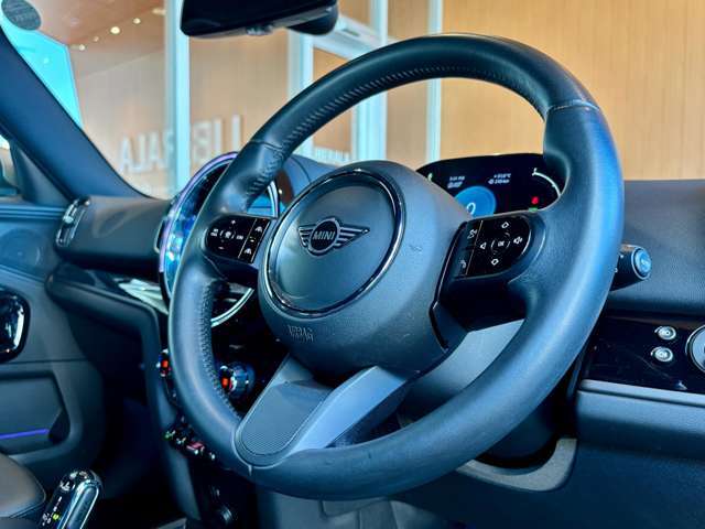 レザーステアリングホイール：手になじみやすいステアリングで左右の機能でナビに触らず、音量調整や切り替えができるので、走行中にとても便利です！