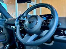 レザーステアリングホイール：手になじみやすいステアリングで左右の機能でナビに触らず、音量調整や切り替えができるので、走行中にとても便利です！