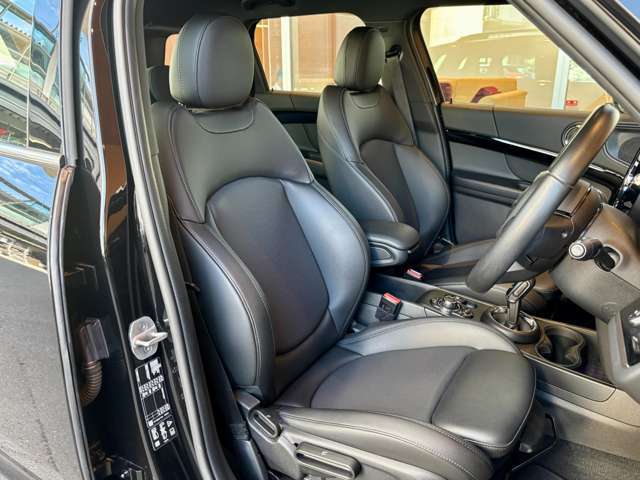 レザーシート：高級感のある本革のシートです。ファブリックシートに比べて自然由来の素材なので体に馴染みやすく、クリーニングが容易にできるのもレザーシートの良さです♪