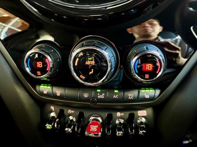 AUTOエアコン：左右別で温度調節が可能です。自分の好きな温度でドライブをお楽しみください♪