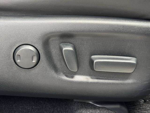 電動パワーシートはボタン一つで細やかな調節が可能ですよ。　意外に力が要るシートの移動もラクラク、思い通りのポジションが見つかります。