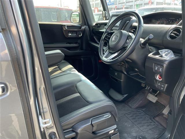 【運転席】座り心地が良いシートなので長時間の運転でも快適にお過ごしいただけます。新品のフロアマットのご注文も可能です。掲載箇所以外にご希望の写真がございましたらお気軽にお問い合わせ下さい。