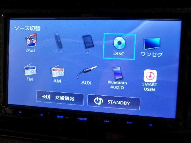 CD、DVD、Bluetooth、AM、FM、AUX、スマートフォン接続ができます。