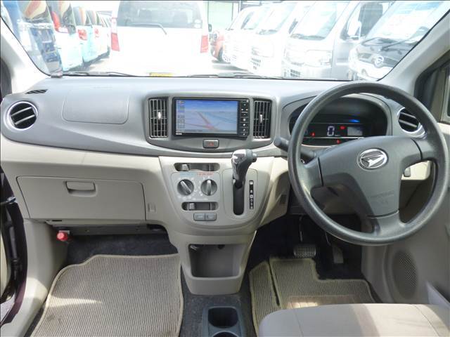 今の軽自動車は室内のスペースを広くとって作られています。このくらいのスペースがあれば運転もノンストレスではないでしょうか♪