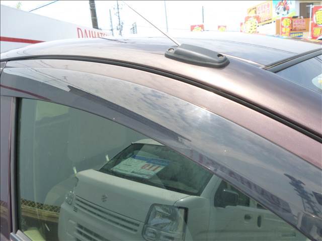 サイドバイザー付き☆雨の日にも窓を少し開けることで、空気の入れ替えをする際にもとっても便利です♪