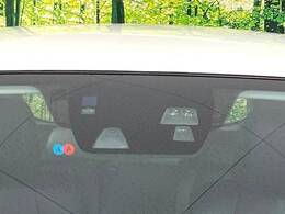 【スマートブレーキサポート】走行中に前方の車両等を認識し、衝突しそうな時は警報とブレーキで衝突回避と被害軽減をアシスト。より安全にドライブをお楽しみいただけます。