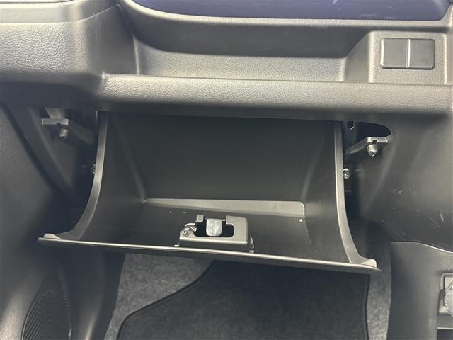 【グローブボックス】車検証ケースや、日頃使う小物類の収納に便利ですね！