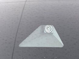 【インテリジェントエマージェンシーブレーキ】フロントカメラで前方の車両や歩行者を検知。衝突しそうな時は衝突被害軽減ブレーキが作動、衝突回避をサポート。より安全にドライブをお楽しみいただけます。