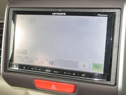 ナビゲーションはカロッツェリアメモリーナビ（AVIC-MRZ05）を装着しております。AM、FM、CD、Bluetooth、ワンセグTVがご使用いただけます。初めて訪れた場所でも安心ですね！
