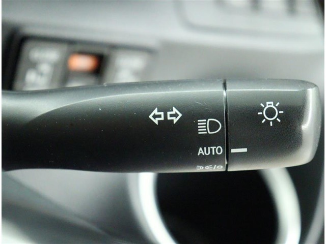 【オートライト】です。センサーで周囲の明るさを感知して自動で点灯・消灯！！！薄暮時の点灯忘れも防げますの。前方視界の確保で安全運転に貢献します。