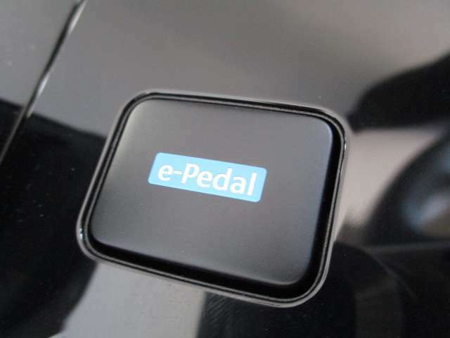 e-Pedal Stepはアクセルペダルを離したときの減速度が強いのでアクセルペダルをゆっくりと緩めることで、なめらかに減速します。
