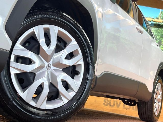 【純正17インチアルミホイール】外観にマッチした純正アルミホイールを装着しております。各種社外アルミホイールや、スタッドレスタイヤも取扱いしております。是非ご相談ください♪