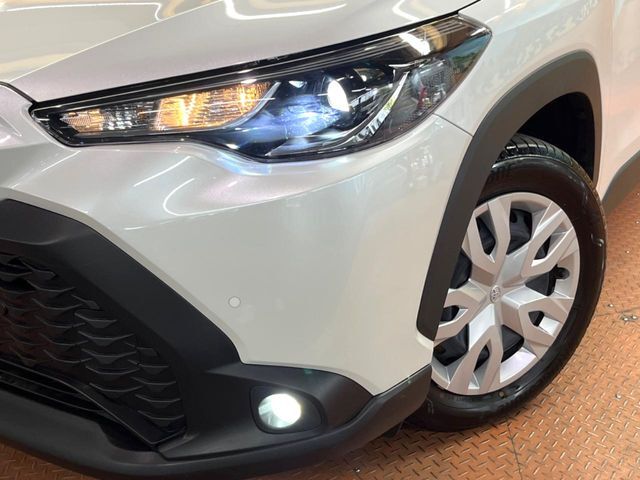 【LEDヘッドライト】悪天候や夜間走行時も良好な視界を確保し安心して運転できる高輝度LEDヘッドライトを装備！点灯速度が早く、消費電力も抑えられています。