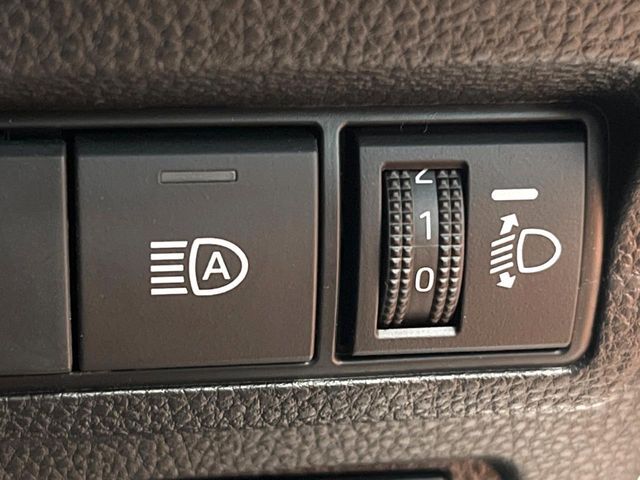 【オートマチックハイビーム】夜間の安全走行に役立つ便利な機能！先行車や対向車を検知し、ハイビームとロービームを自動で切り替えてくれます♪