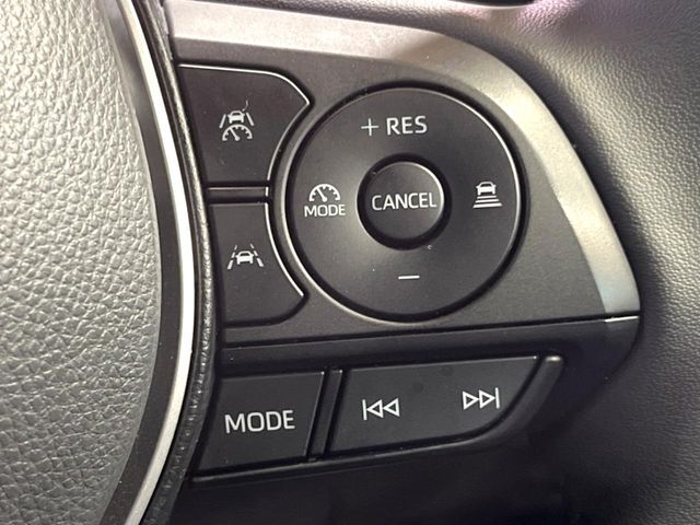 【レーダークルーズコントロール】高速道路での長距離走行が楽に！！自動で速度を保つクルーズコントロールが、衝突軽減システムと連携し、前方の車両を感知して車間を保つように速度調節してくれます！！